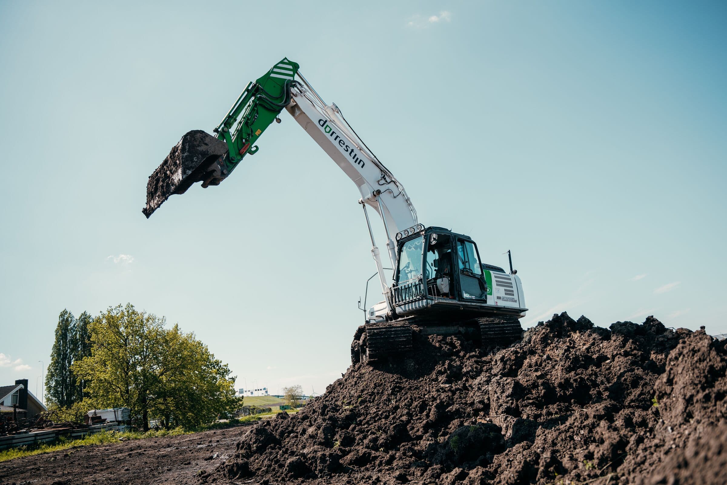 Graafmachine van Dorrestijn Milieu bij een bodemsanering