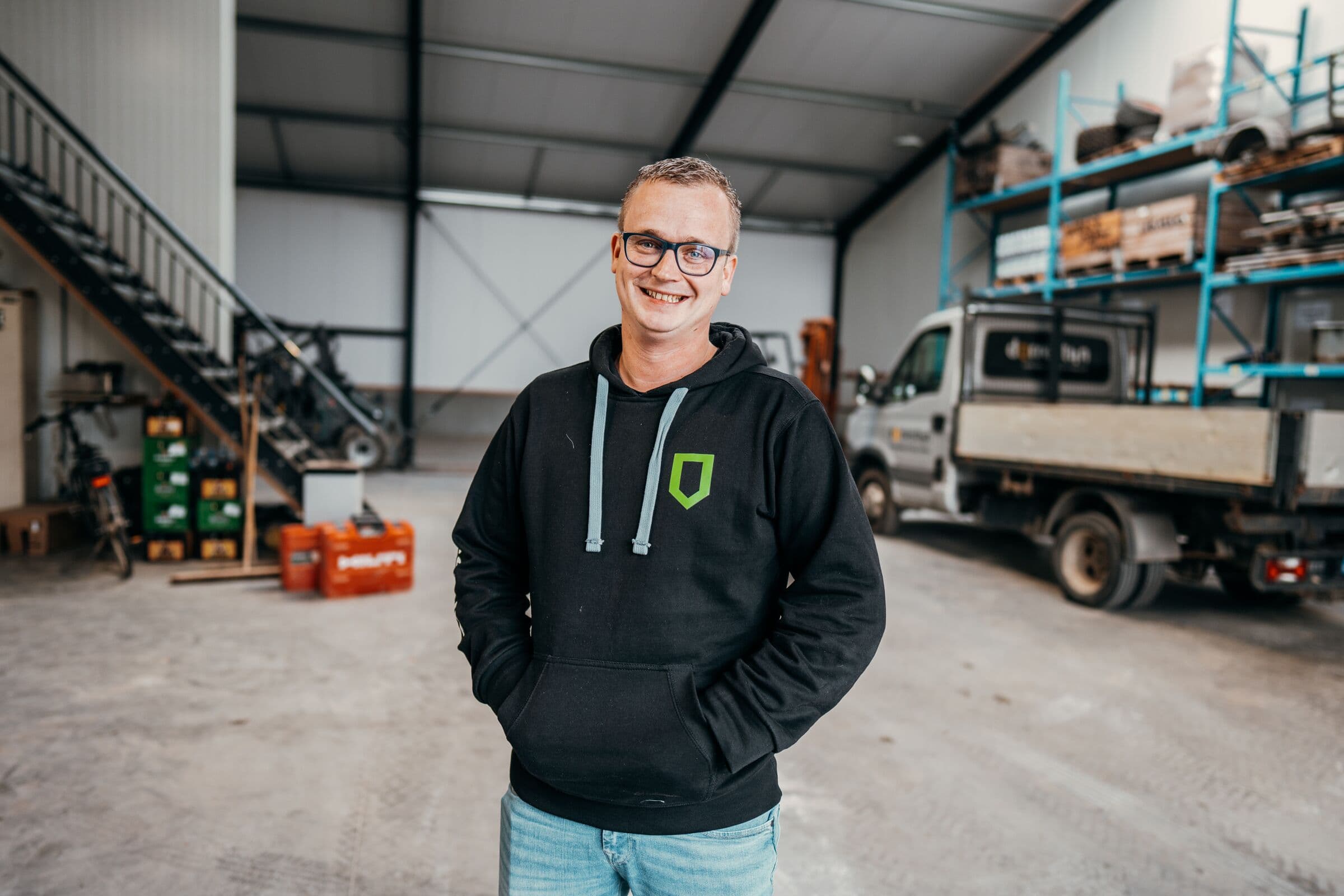 Lachende medewerker van Dorrestijn Milieu in de werkplaats