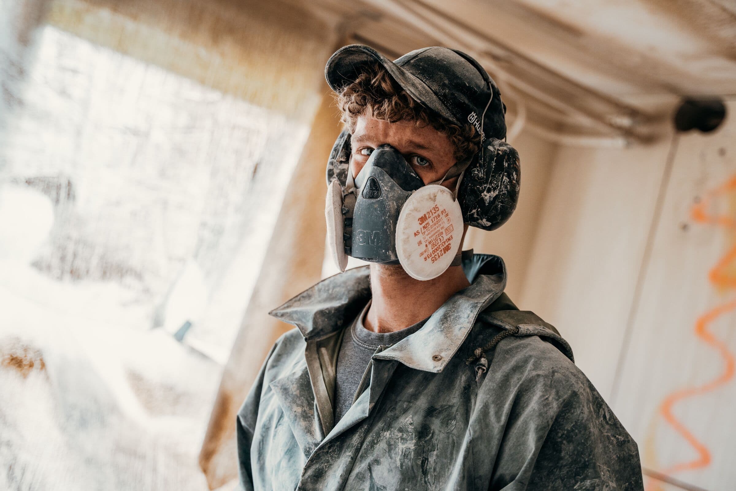 Medewerker van Dorrestijn Milieu in beschermende kleding bij een asbestsanering