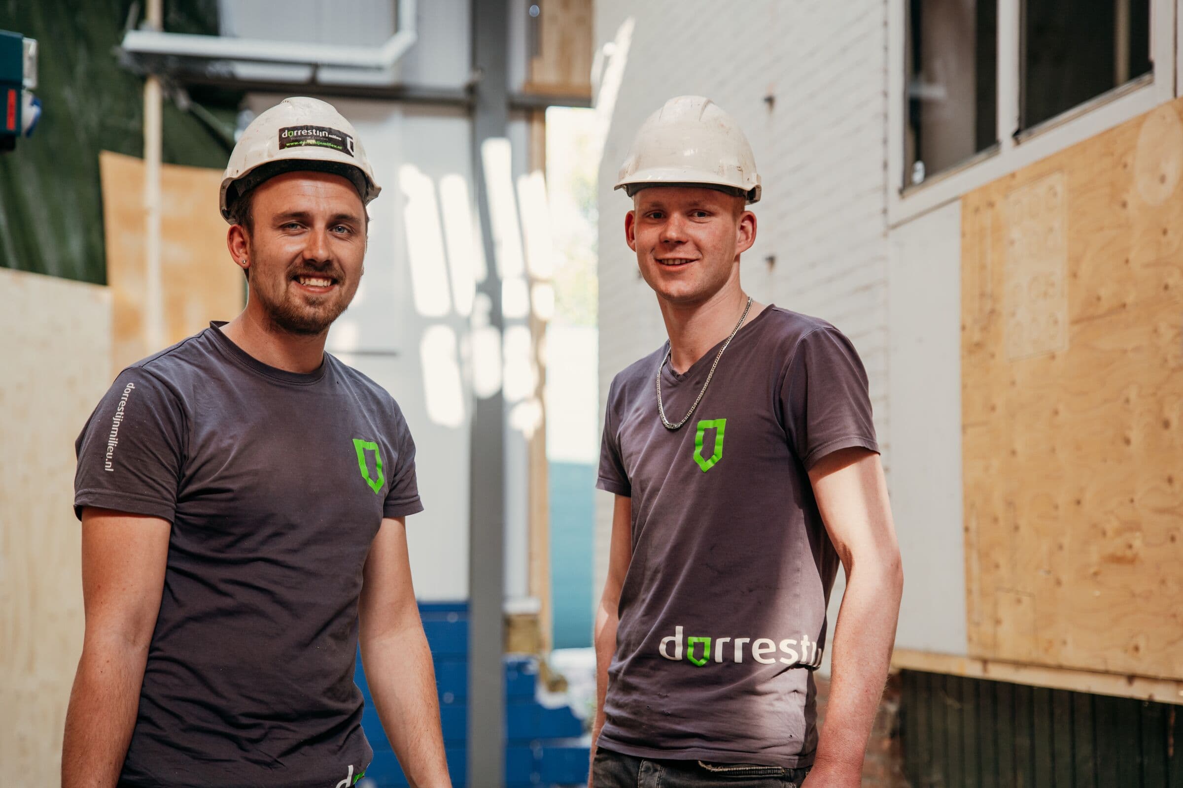 Twee medewerkers van Dorrestijn Milieu op een sloopproject