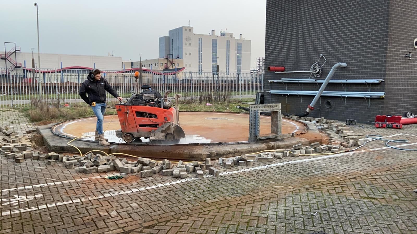 Verwijderen opslagtank Oss, foto 1