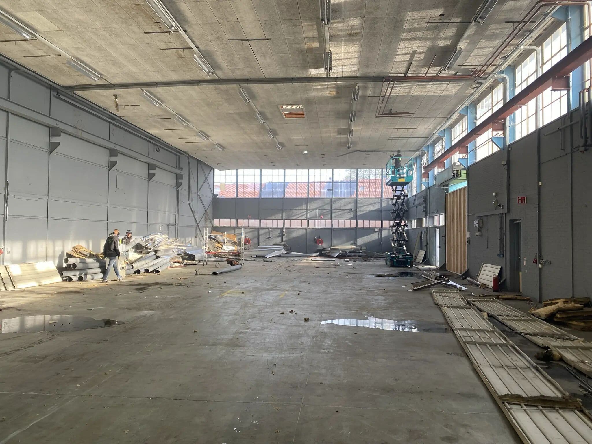 Ontmantelen onderdelenloods Utrecht, foto 1